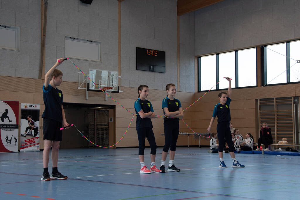 Mit 10 Teilnehmern fuhren wir am 22. Februar 2025 nach Neuching im Landkreis Erding, um bei der Bayerischen Teammeisterschaft im Rope Skipping anzutreten. 